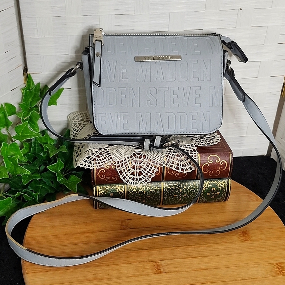 👉STEVE MADDEN GRAY CROSSBODY BAG ~EMBOSSED LOGO & ADJUSTABLE STRAP